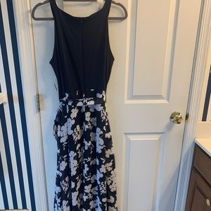 Long, sleeveless navy and white dress